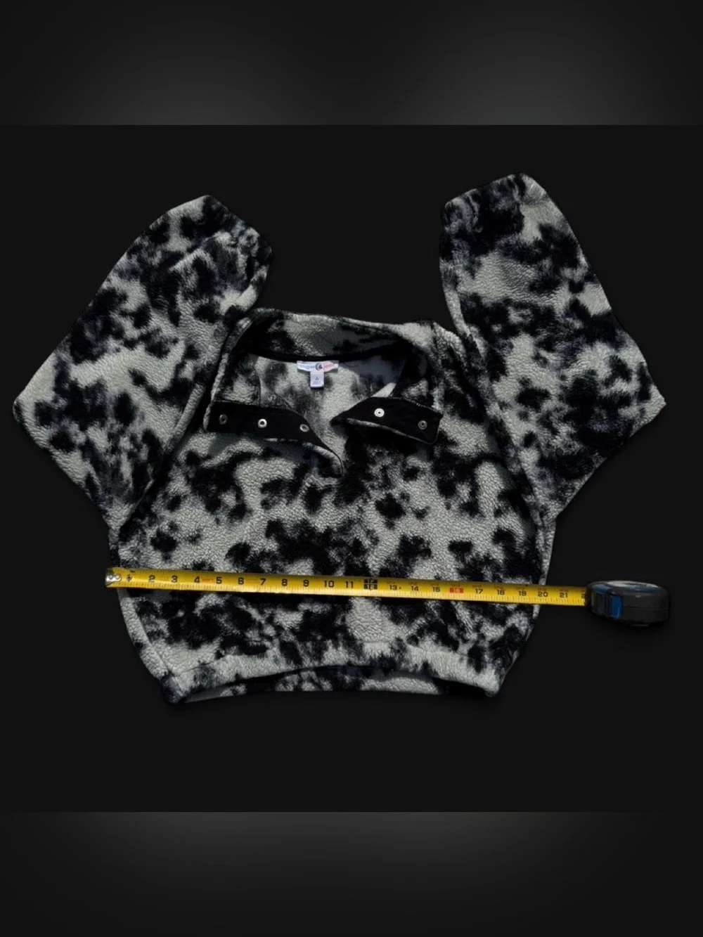 Girls cropped, quarter-snap fleece pullover from the brand Sugar & Jade. - Picture 3 of 7